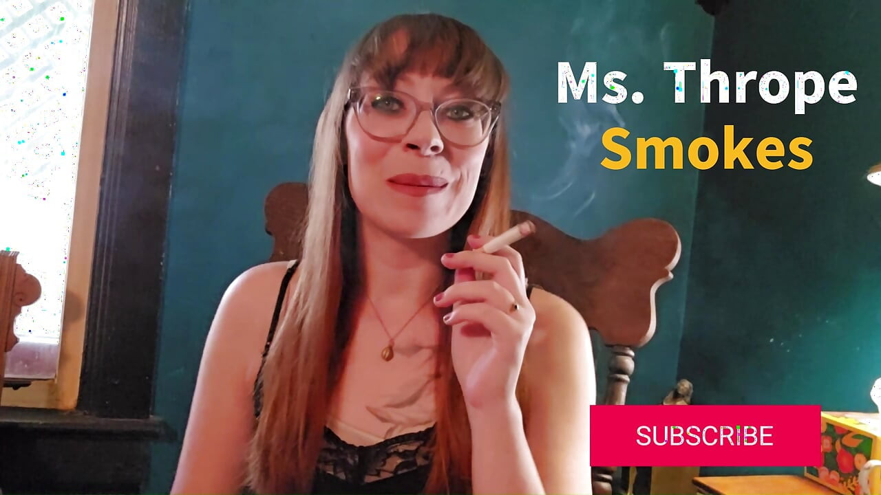 Ms Thrope Smokes e experimenta novas marcas de cigarros