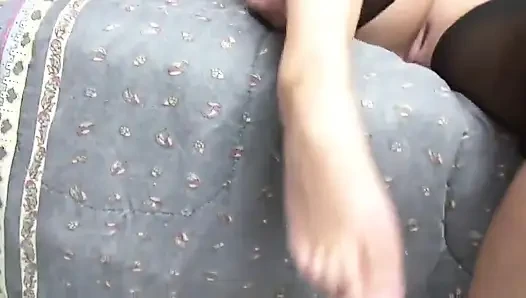 Pelacur rambut pirang lagi asik masturbasi pakai stoking ketat di memeknya yang dicukur