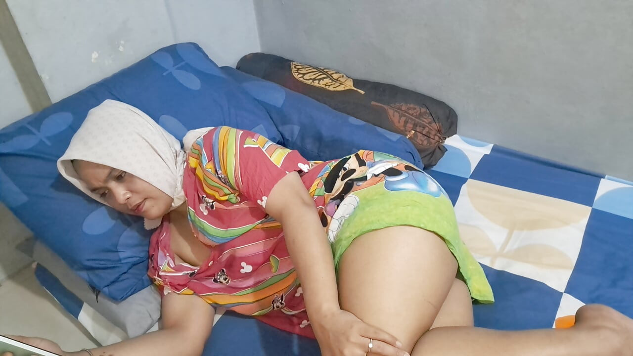 Kantot sa Tita na Naka-Hijab sa Kanyang Pribadong Kuwarto