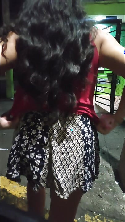 Váy ngắn trên đường phố