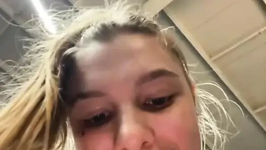 Jucielussie si gadis semok kulit putih lagi olahraga di gym