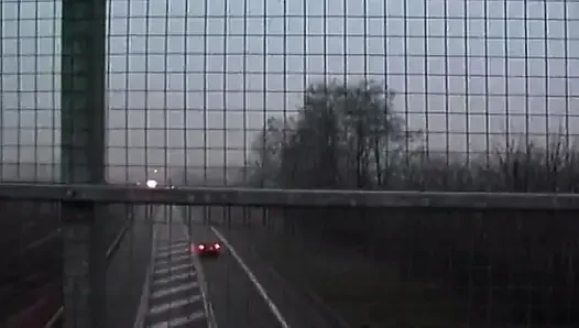Geile MILF stopft riesigen dildo in autobahn-abenteuer
