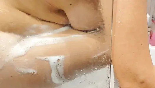 Neues video von Emma. Nackte perfekte natürliche titten Emma in der dusche.