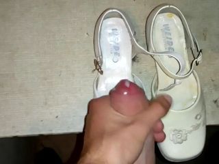 Ejaculare în pantof mic alb