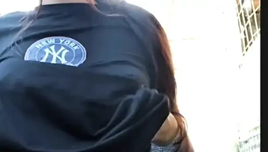 Seksi kız hayranları için yayın yapıyor ve kendine dokunuyor