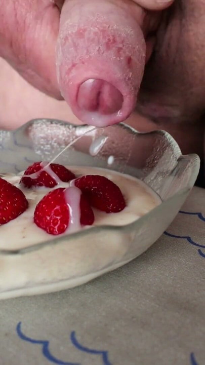 Strawbeerries with cum creme | Clip 1