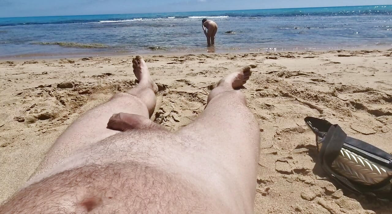 Å suge kuk på stranden, nesten tatt på fersken