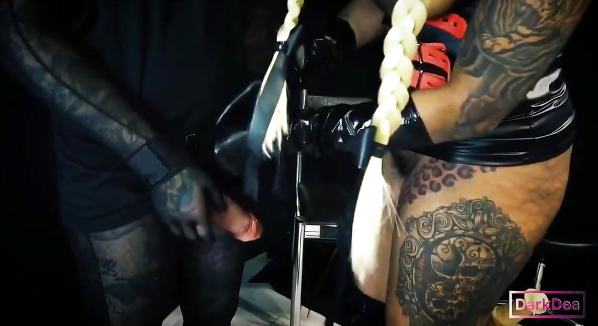 Den kinky pik-fortærende dronning i pornoserie Bonding