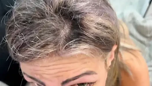 Cewek nakal rambut pirang ini nyepong kontolku dengan nikmat dan minta aku ngentot memeknya habis-habisan.