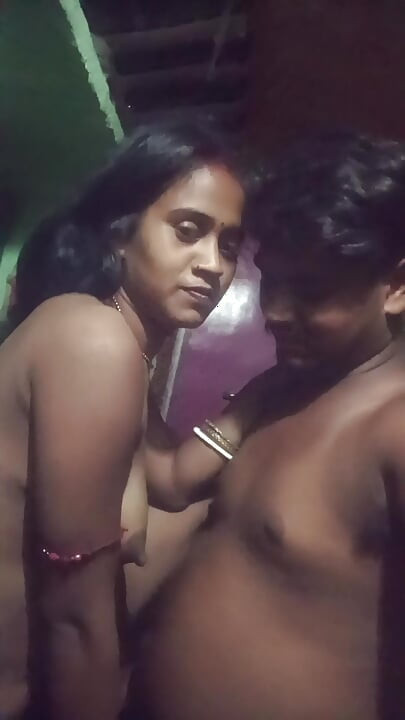 La cuñada india estaba cansada de acostarse toda la noche.