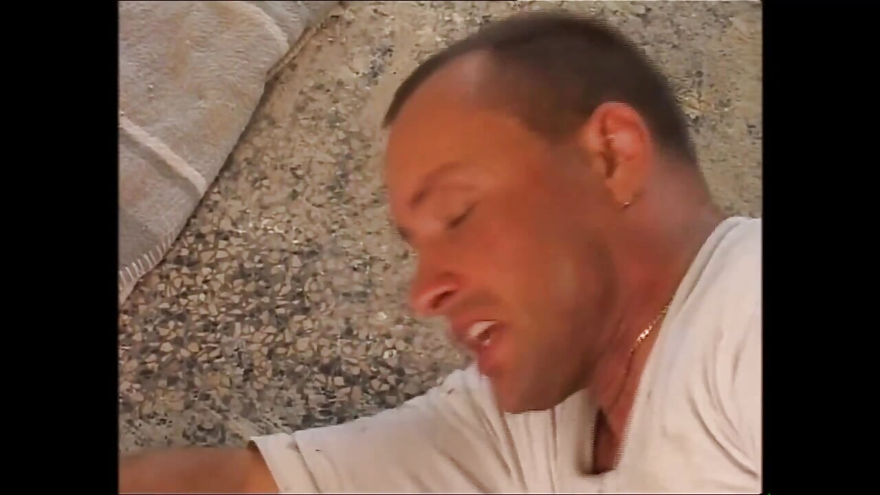 MiLF tettona cattura un uomo rude in una casa abbandonata e finisce per farsi scopare selvaggiamente