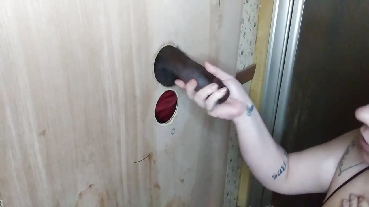 La gaura din zid - gloryhole interrasial și pe la spate