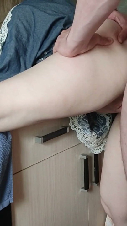 Anal. Kontolnya masuk seperti jam setelah meregangkan pantatnya dengan dildo besar | Klip 3