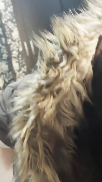 Milfycalla - muita porra na jaqueta puffer com capuz de pele marrom