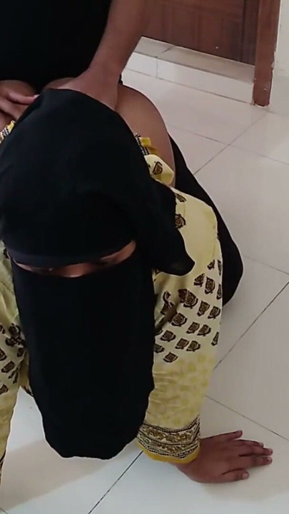 Hintli desi büyük götlü seksi üvey anne temizlik odasında masanın altında sıkışıyor. Sonra üvey oğul onu götten sikiyor ve boşalıyor | Klip 2