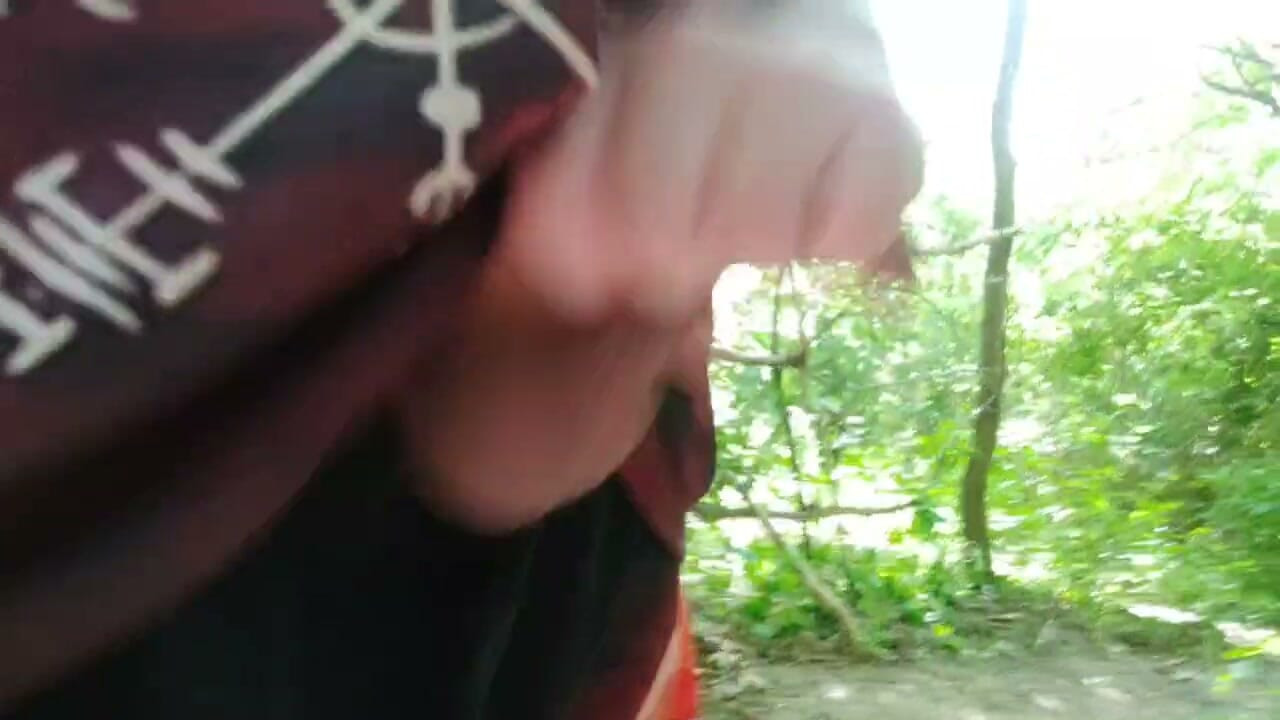Pancutan air mani di dalam hutan
