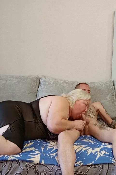 Sąsiad daje loda z spermą w ustach