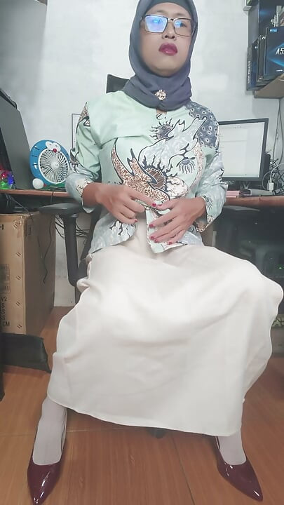Horny Hijab Shemale Masturbates