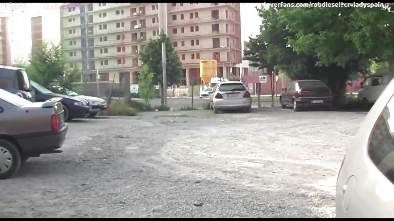 Sex în trei pervers cu o roșcată slabă cu țâțe frumoase în bancheta din spate a mașinii mele