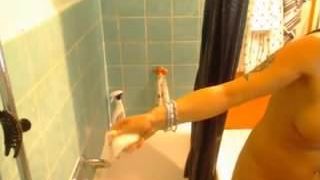 Webcambabe takes a shower