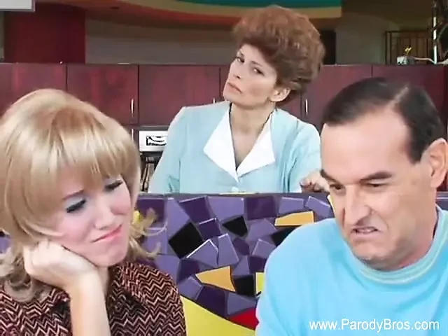 Peituda milf está cavalgando pau enorme no sofá
