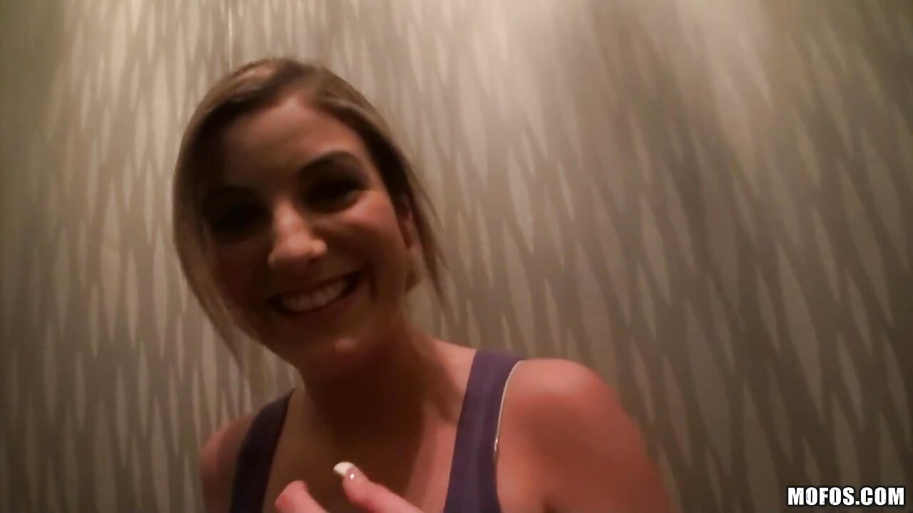 I Know That Girl - Katie King Gives Some Changing Room Head