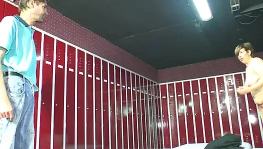 Hademe soyunma odasında süper ateşli olgun iri güzel kadını sikiyor