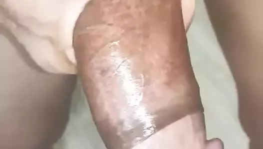Un Indien sexy se fait masser à l’huile avec une grosse bite