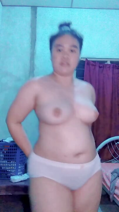 Îmi place să mă urmărești cum îmi desfac hainele una câte una