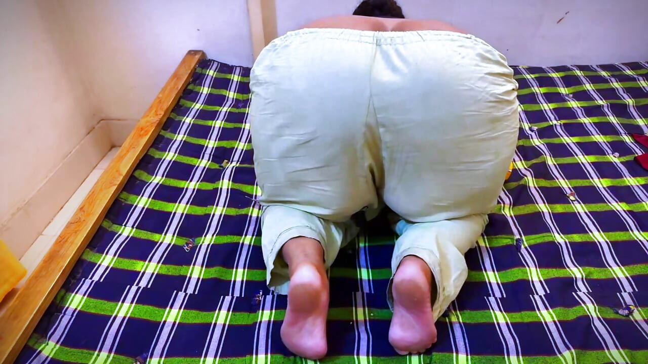 Collage djevojka započinje emisiju uživo u hostelu kad je bila napaljena