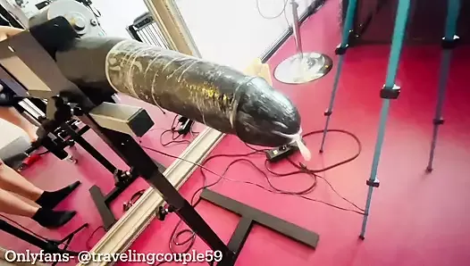 POV sex machine, ona pieprzy ogromny dildo, dziwka uzyskiwanie fucked z maszyną do seksu, niewolnica zerżnięta z ogromnym dildo