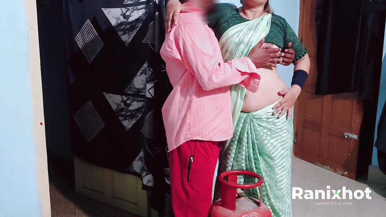 4K Gas Delivery Boy and Lonely Aunty Romance and Sex Secretly at Home