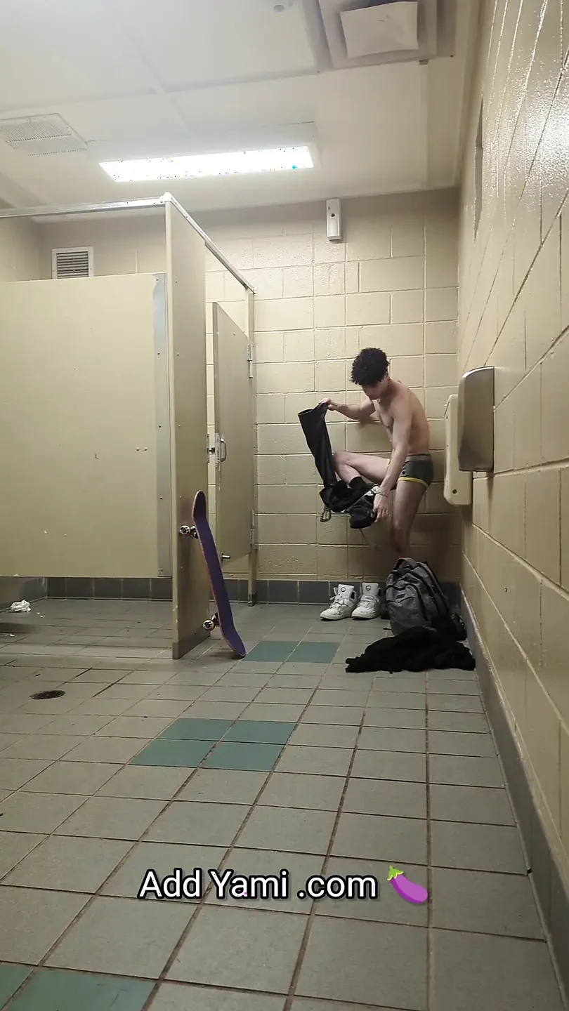 TikTok - famosa estudiante casi atrapada rompiendo una carga enorme en el baño de la escuela