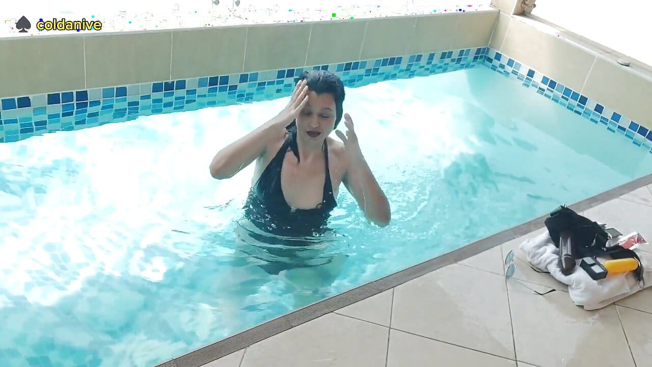 Sex la piscină cu futai în cur cu vibratorul legat și distracție