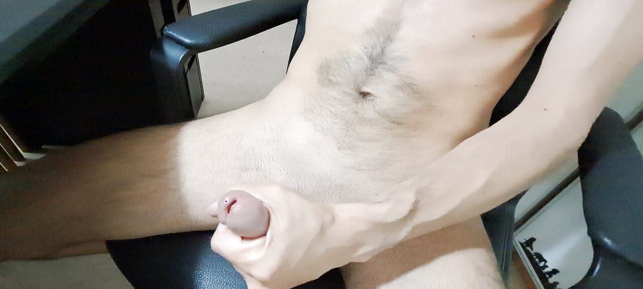 Slow handjob while watching porn