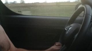 Branlette exhibe une bite nue en conduisant une voiture