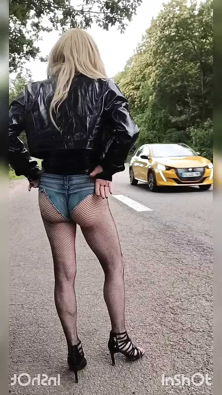 spacer po mieście i pobocze maminsynek w stroju dziwki, winylowy top i mini dżinsowe szorty