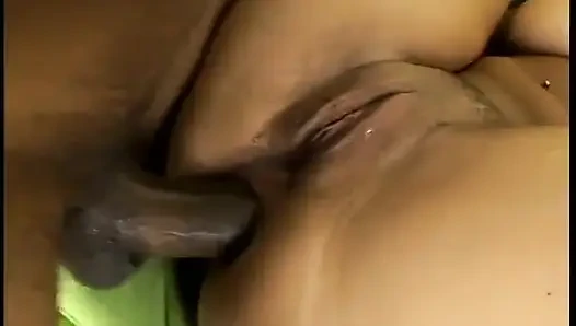 Mocha kız tüm delikleri alıyor ve damlayan dölleme