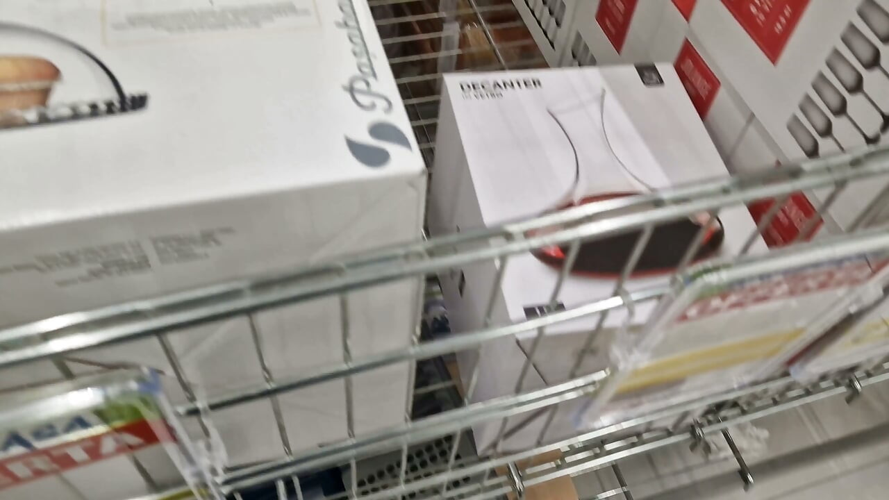 Fräck Shopping: Gå Runt I Butiken I Svarta Leggings Och Ohämmat Fisande