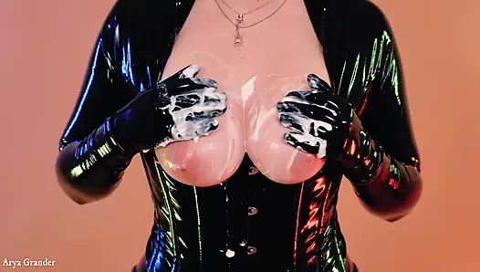 Video fetish lateks seksi percikan kue ulang tahun!