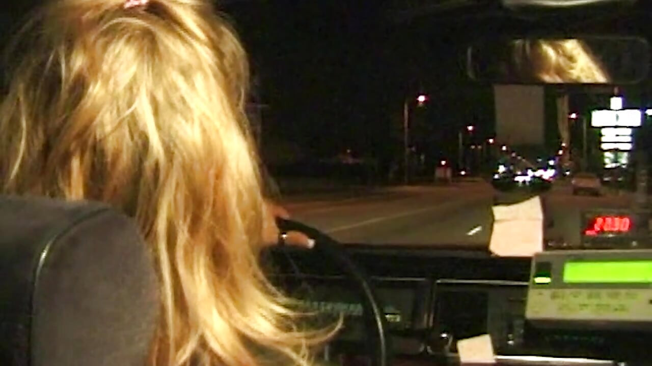 Versaute Taxifahrt mit heißer Blondine
