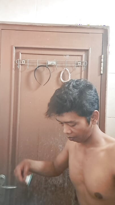 エキゾチックな肌のアジア人男性の剃毛