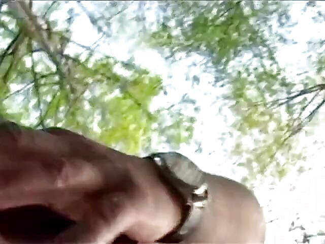 Ibu Andrea ngentot sama cowok gay muda di taman