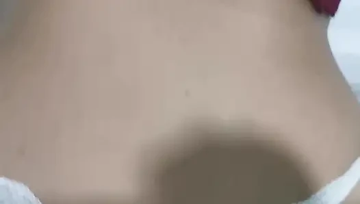 Üvey kız kardeş üvey erkek arkadaşlarını eğlenceye katılmaya davet ediyor.