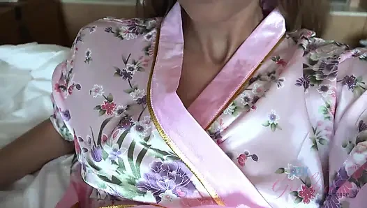 Moka Mora захватывает ваш член между ее мягкими пальцами ног для чувственной дрочки ногами, затем наклоняется для глубокого кримпая раком отделки.