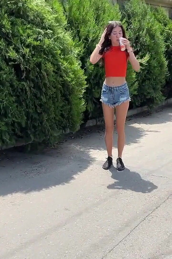 Blowjob awam di dalam belukar dengan orang asing dan gila cumwalk diliputi air mani
