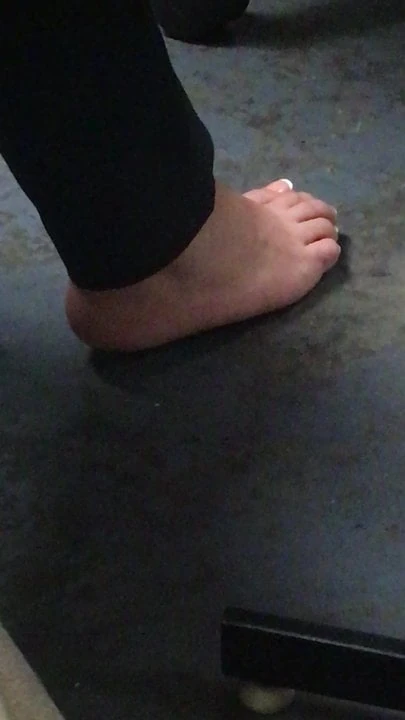 Isabel feet