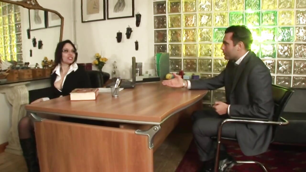 美しい角質ブルネットはお尻に大きなコックを取ります