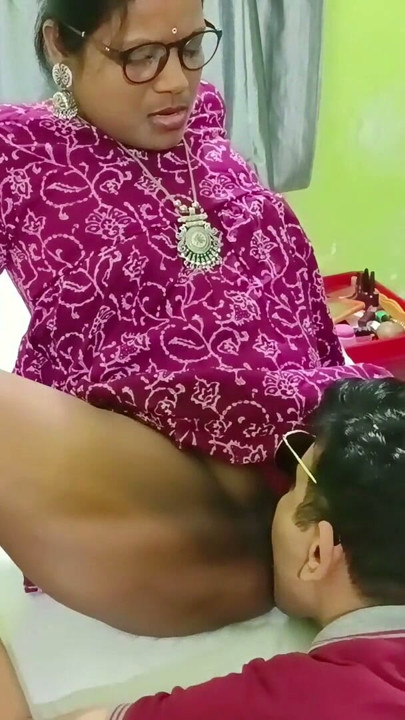 Tamil sundar prophesar sudha prinsipal ke saath chupke se chudaee kar rahi hai | klip 1