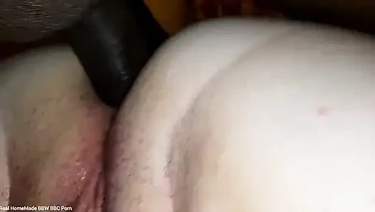 İngiliz iri güzel kadın sert götünü amına domaltarak sikiyor